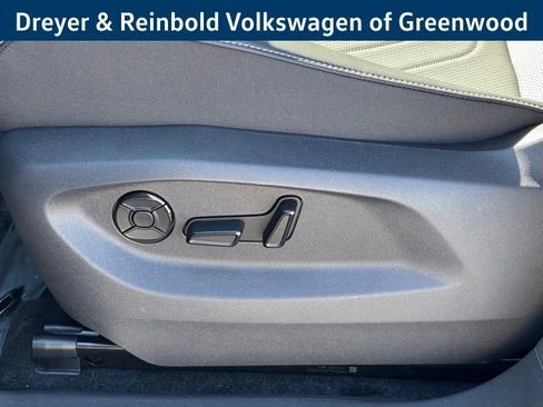 New 2025 Volkswagen Tiguan SE R-Line image 32