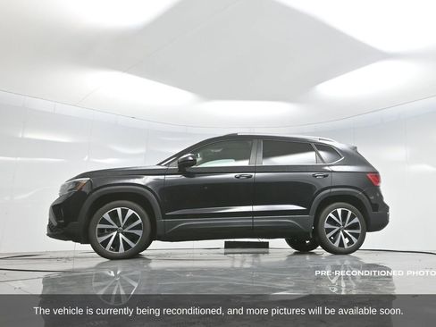 Used 2023 Volkswagen Taos SE w/ Panoramic Sunroof Package image 6