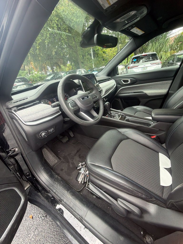 Used 2025 Jeep Compass Latitude AWD/4WD image 5