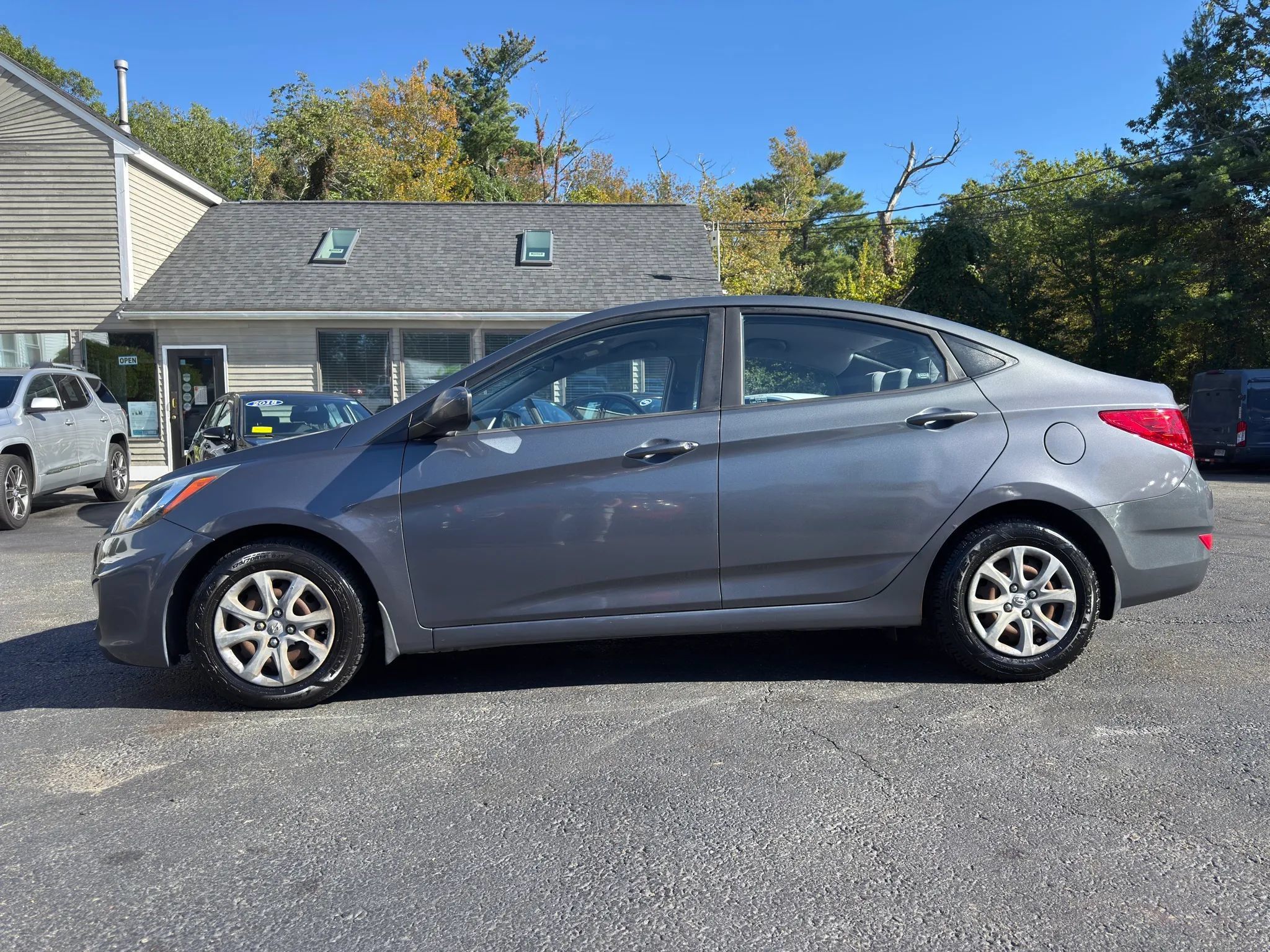 Used 2012 Hyundai Accent GLS FWD image 4