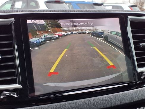 Used 2022 Chrysler Pacifica Touring-L image 10