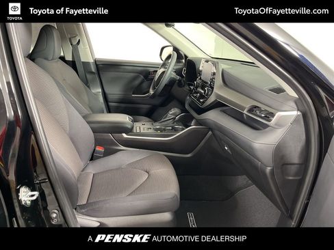 Certified 2022 Toyota Highlander L image 5