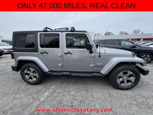 Used 2017 Jeep Wrangler Unlimited Sahara w/ Dual Top Group AWD/4WD image 8