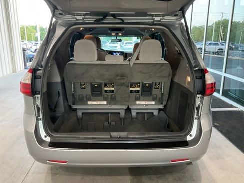 Used 2017 Toyota Sienna LE image 14