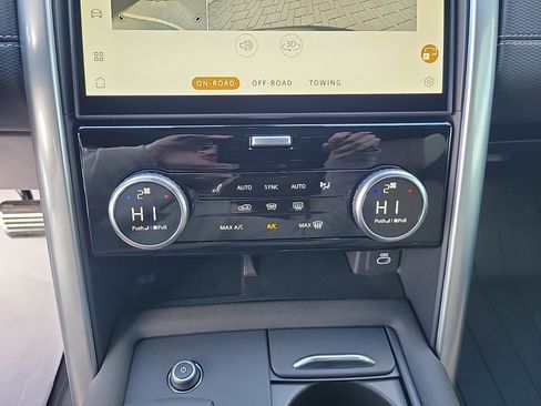 Used 2025 Land Rover Discovery Dynamic SE image 34