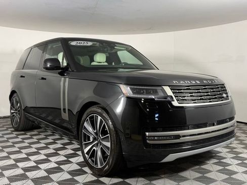 Used 2025 Land Rover Range Rover SE AWD/4WD image 10