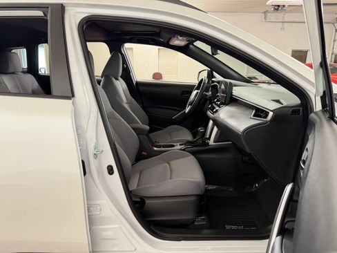 Used 2024 Toyota Corolla Cross AWD Hybrid w/ Moonroof Package image 33