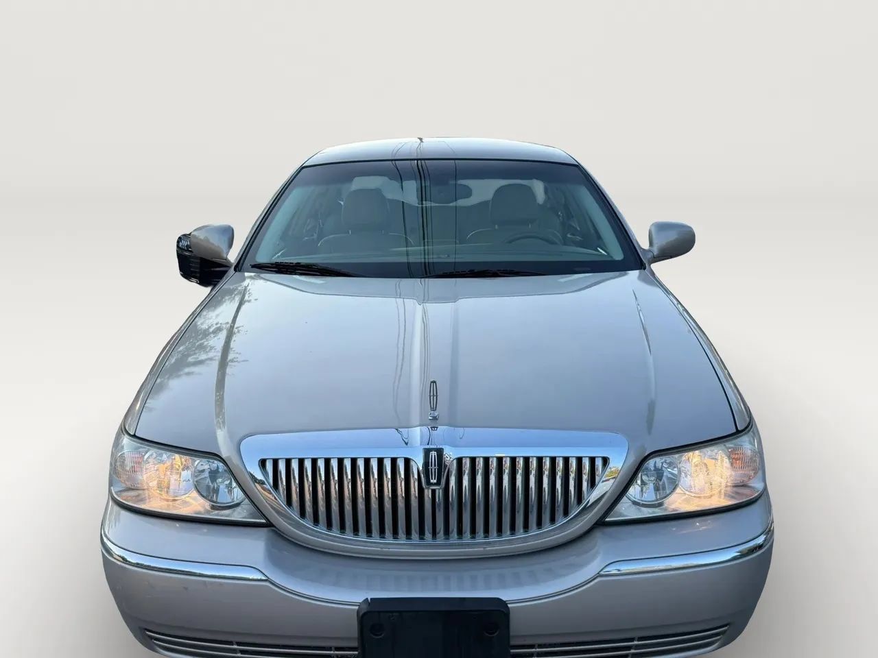 Used 2003 Lincoln Town Car Executive RWD image 8