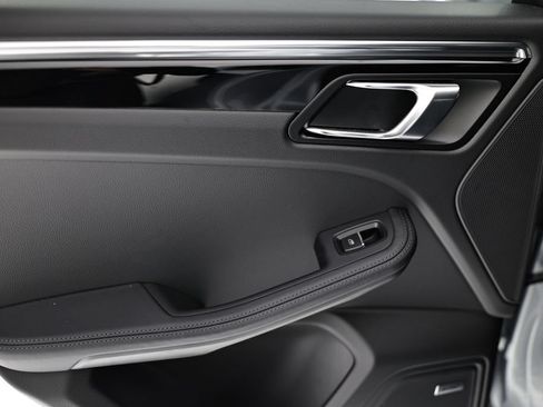Certified 2026 Porsche Macan AWD/4WD image 26