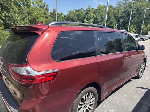 Used 2020 Toyota Sienna XLE Premium FWD image 6