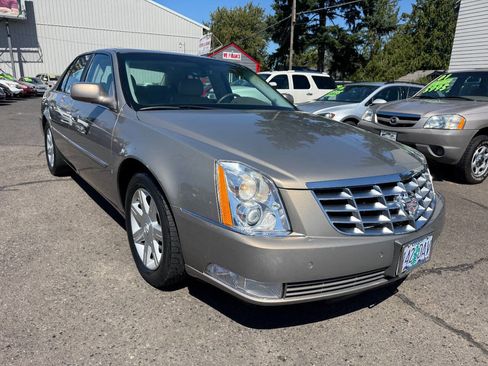 Used 2006 Cadillac DTS Luxury I w/ Sun And Sound Package image 4