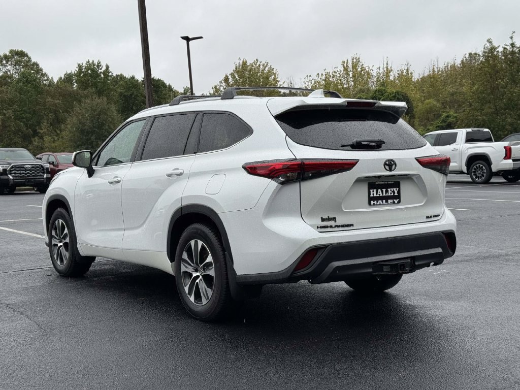 Used 2022 Toyota Highlander XLE AWD/4WD image 24