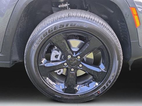 New 2025 Jeep Grand Cherokee Altitude image 9