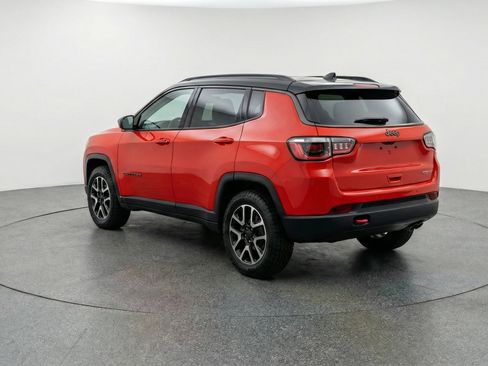 Used 2025 Jeep Compass Trailhawk AWD/4WD image 6