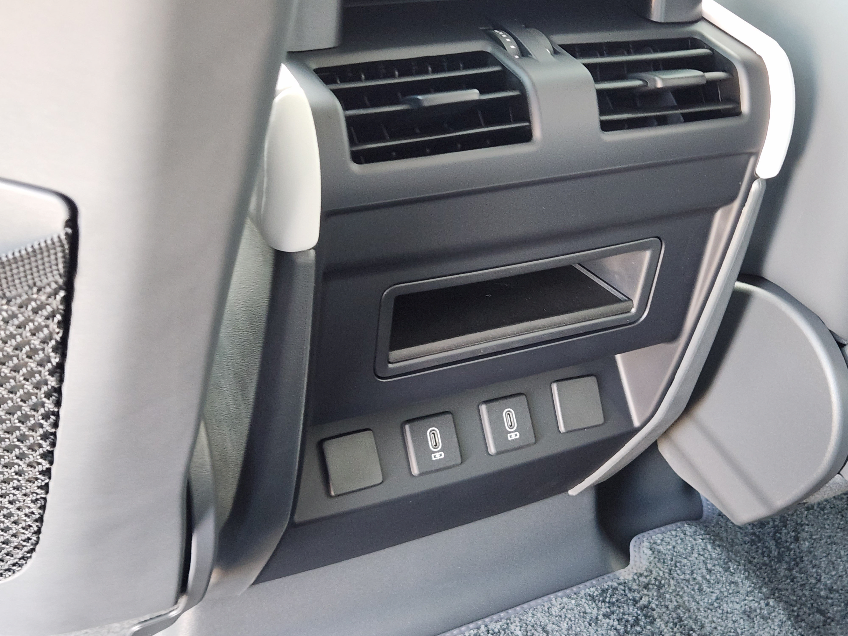 New 2026 Land Rover Defender 110 X-Dynamic SE AWD/4WD image 29