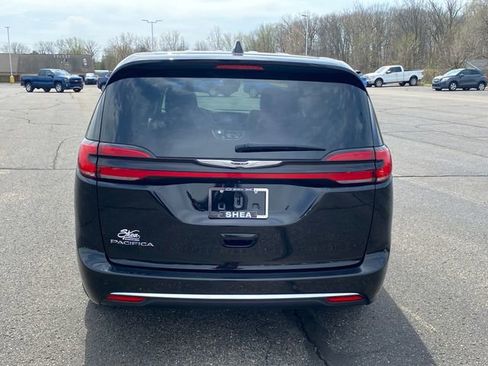 Used 2024 Chrysler Pacifica Touring-L FWD image 4