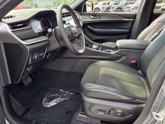 New 2027 Jeep Grand Cherokee Altitude RWD image 14