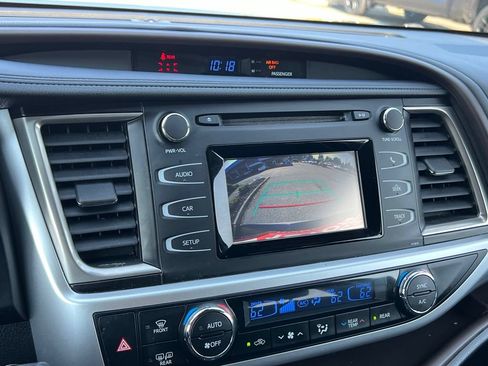 Used 2019 Toyota Highlander LE AWD/4WD image 25