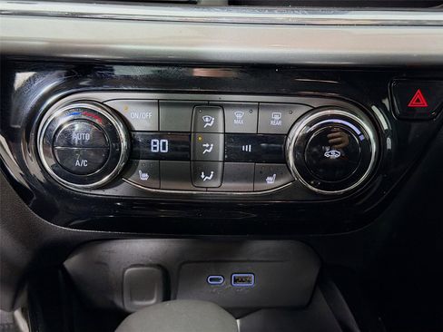 Used 2025 Chevrolet Trax LT w/ LT Convenience Package image 16