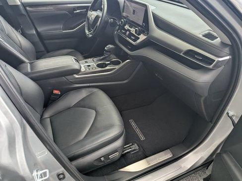 Used 2024 Toyota Highlander Platinum AWD/4WD image 12