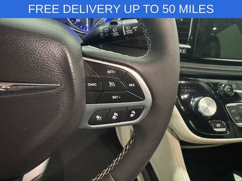 Used 2024 Chrysler Pacifica Limited FWD image 7
