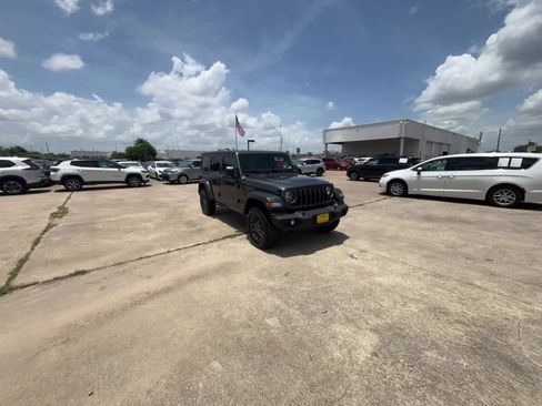 Used 2025 Jeep Wrangler Unlimited Sport AWD/4WD image 16