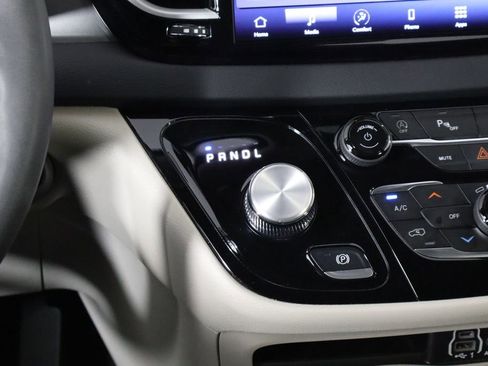 Used 2023 Chrysler Pacifica Touring-L image 29