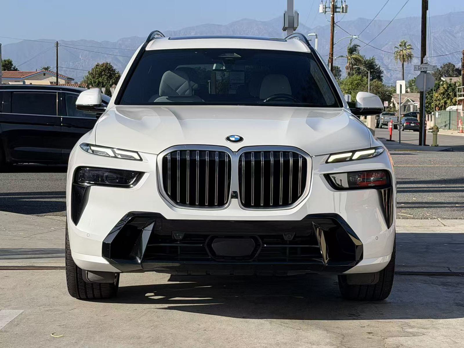 Used 2024 BMW X7 xDrive40i w/ M Sport Package AWD/4WD image 2