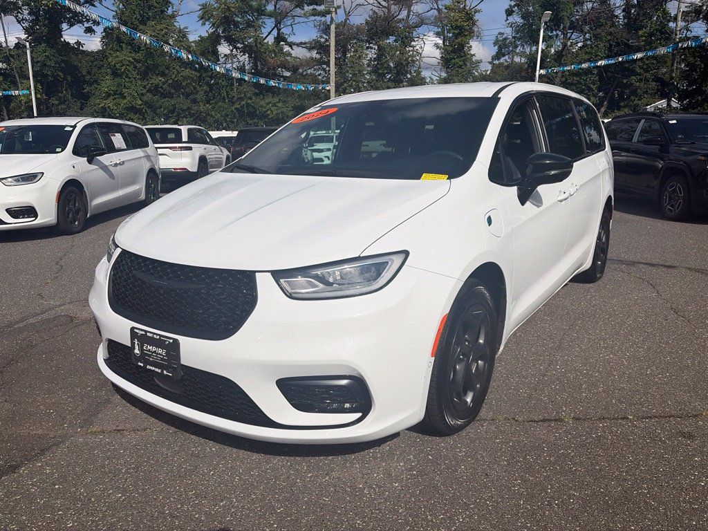 Used 2024 Chrysler Pacifica Limited FWD image 3