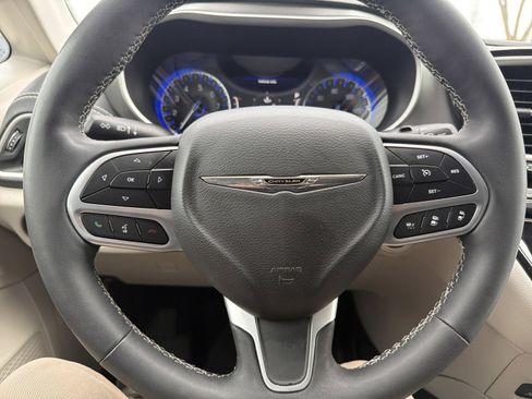 Used 2022 Chrysler Pacifica Touring-L w/ Uconnect Theater Family Group AWD/4WD image 25