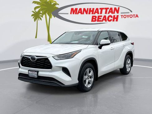 Certified 2021 Toyota Highlander L FWD image 1
