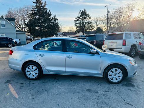 Used 2011 Volkswagen Jetta SE image 2