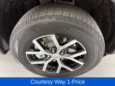 Used 2024 Jeep Grand Cherokee L Limited RWD image 13