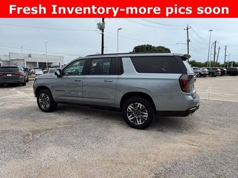 Used 2025 Chevrolet Suburban Z71 image 2