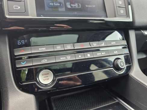 Used 2017 Jaguar F-PACE Premium image 22