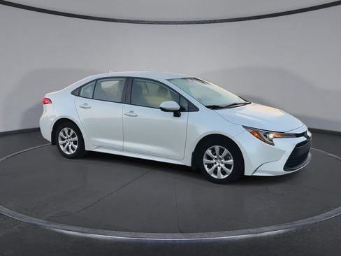 Used 2025 Toyota Corolla LE FWD image 2