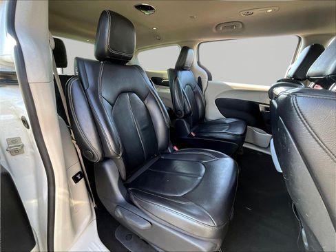 Used 2022 Chrysler Pacifica Touring-L w/ Uconnect Theater Family Group FWD image 21