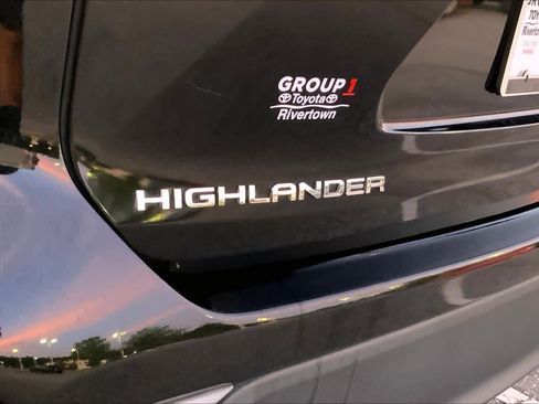 Used 2022 Toyota Highlander XLE FWD image 30