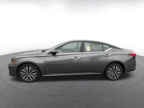 Used 2025 Nissan Altima 2.5 SV FWD image 4