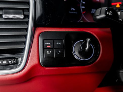 Used 2023 Porsche Cayenne Platinum Edition image 51