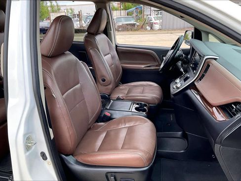 Used 2020 Toyota Sienna Limited Premium FWD image 15