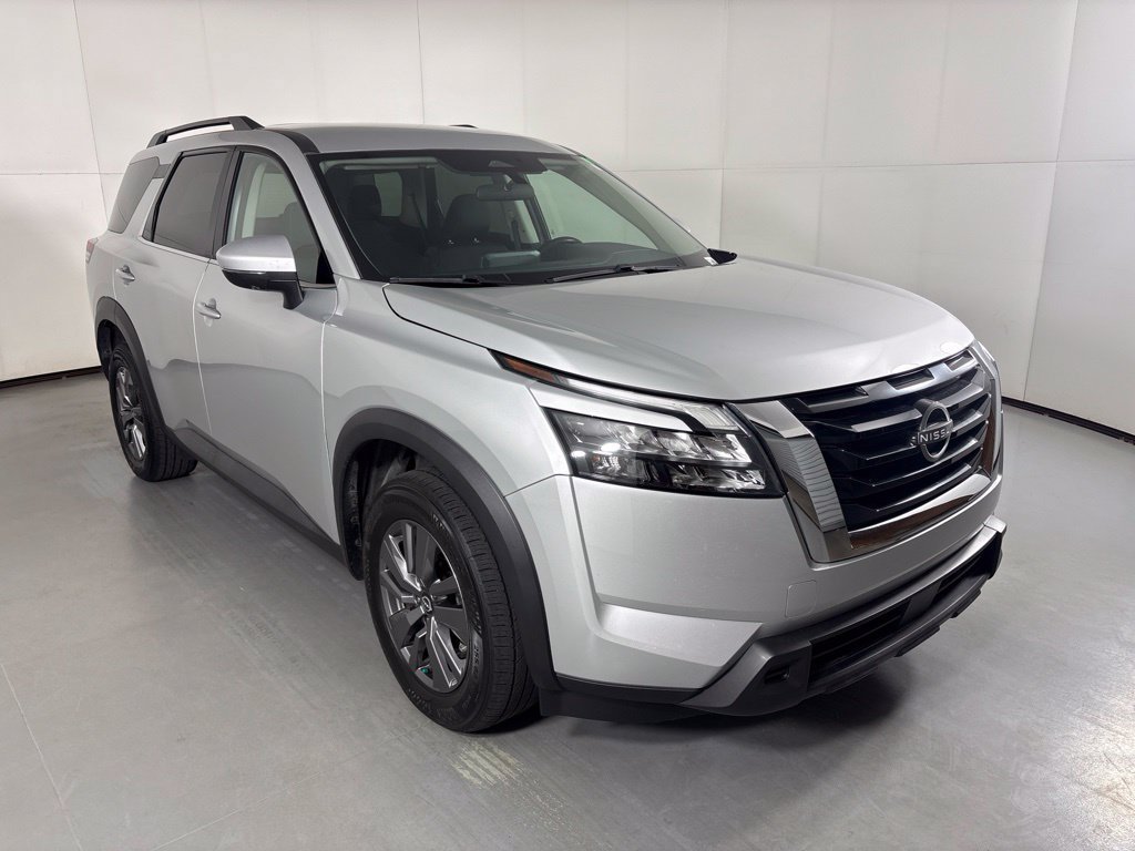 Used 2024 Nissan Pathfinder SV FWD image 2