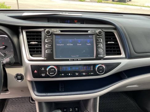 Used 2016 Toyota Highlander XLE AWD/4WD image 24
