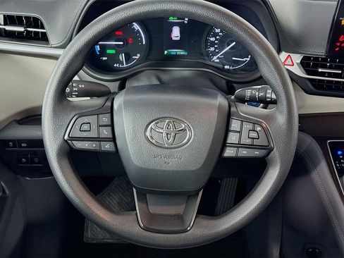 Used 2024 Toyota Sienna LE image 38