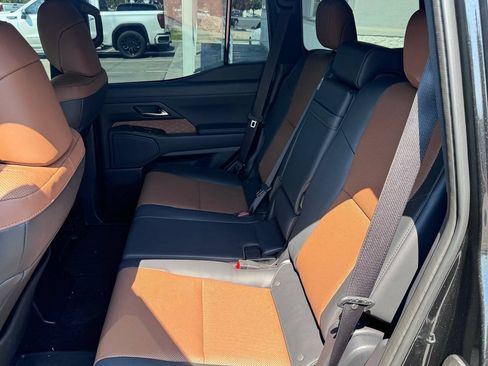 Used 2025 Lexus GX 550 w/ Accessory Package (31) AWD/4WD image 13