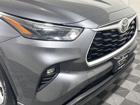 Used 2022 Toyota Highlander LE AWD/4WD image 12