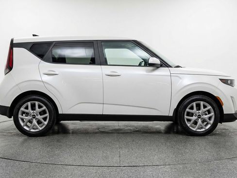 Used 2025 Kia Soul LX w/ LX Technology Package FWD image 8