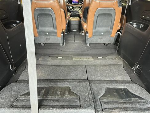 Used 2017 Chrysler Pacifica Limited w/ Tire & Wheel Group FWD image 14