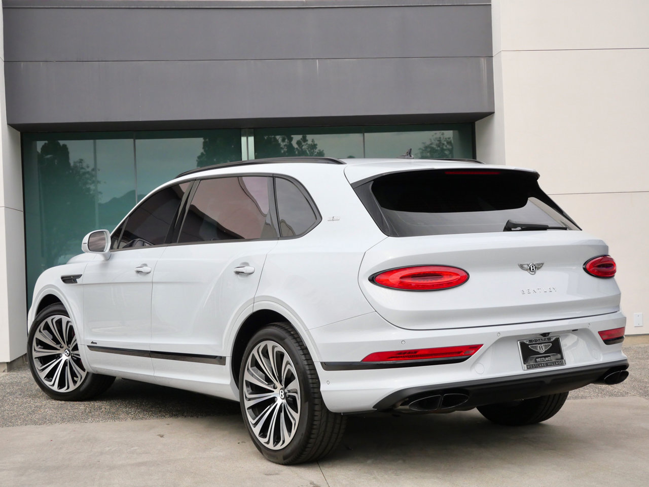 Used 2023 Bentley Bentayga Extended Wheelbase AWD/4WD image 3