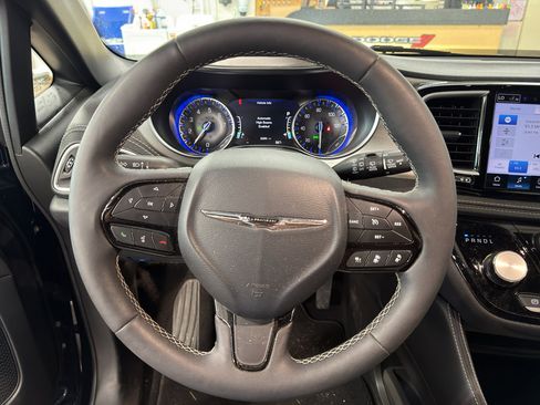 Used 2024 Chrysler Pacifica Limited w/ S Appearance Package FWD image 6